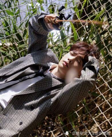 夏天吃瓜拍照男生,青春男生夏日吃瓜拍照瞬间