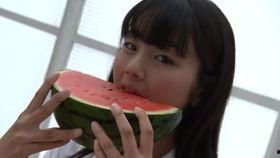 开心吃瓜少女