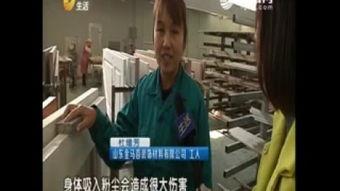 蹲着吃瓜少年视频,少年演绎夏日街头风情